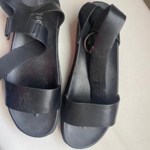 Women black sandals with thick bottom